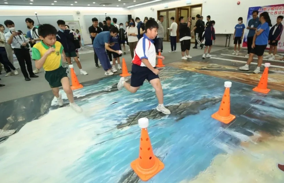 學生參與互動式數字體育課程演示