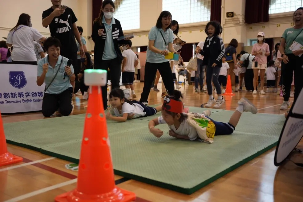 學生在室內場館參與體能挑戰課程