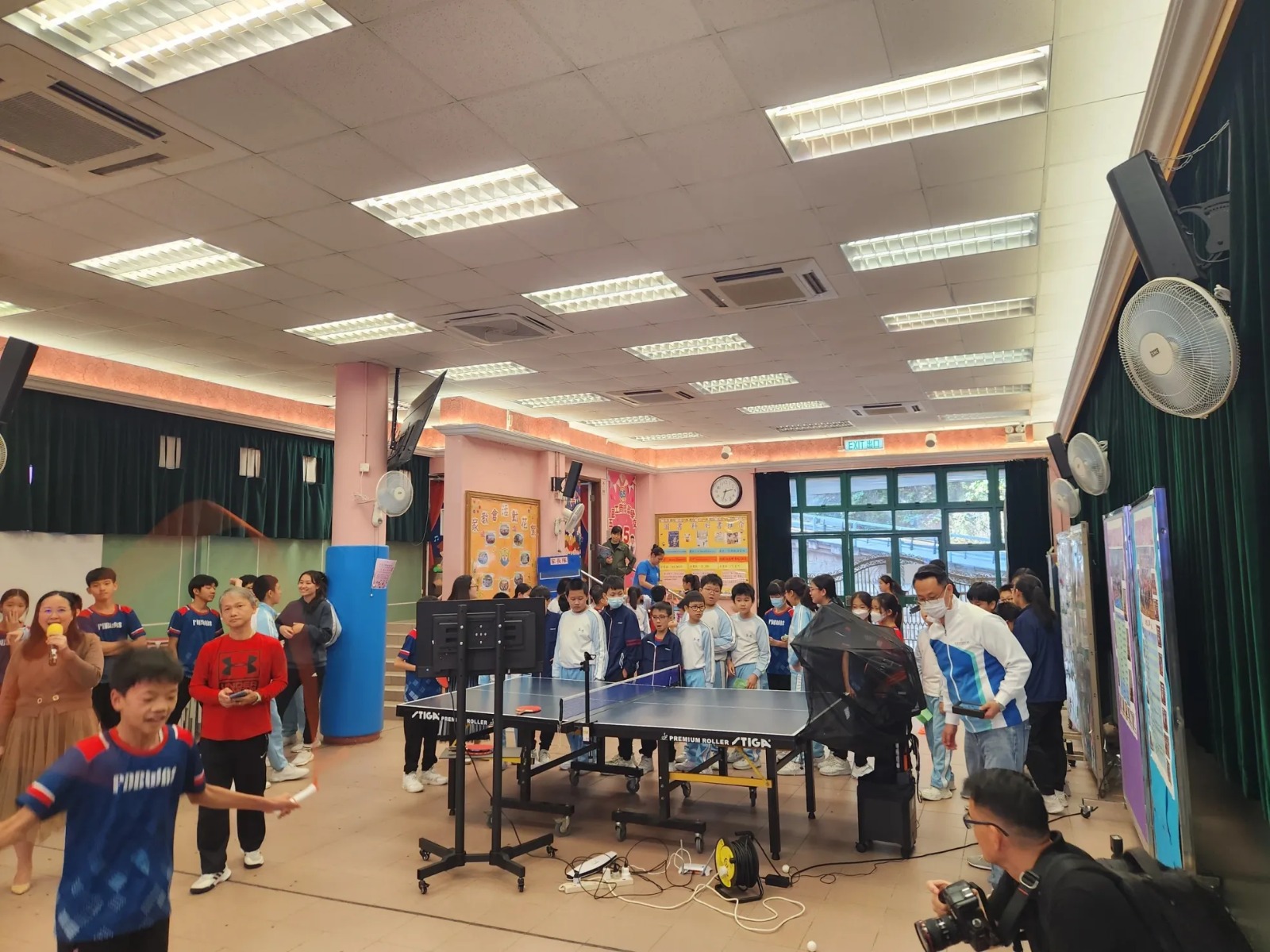 學校室內場館中的數字體育合作活動現場
