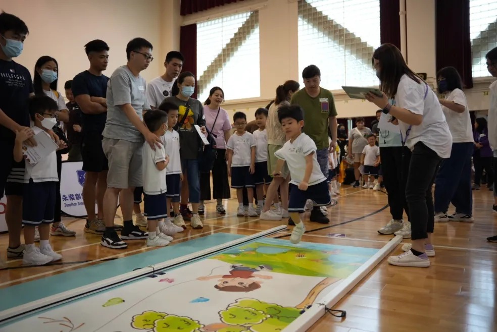 師生與合作團隊在室內場館參與數字體育項目
