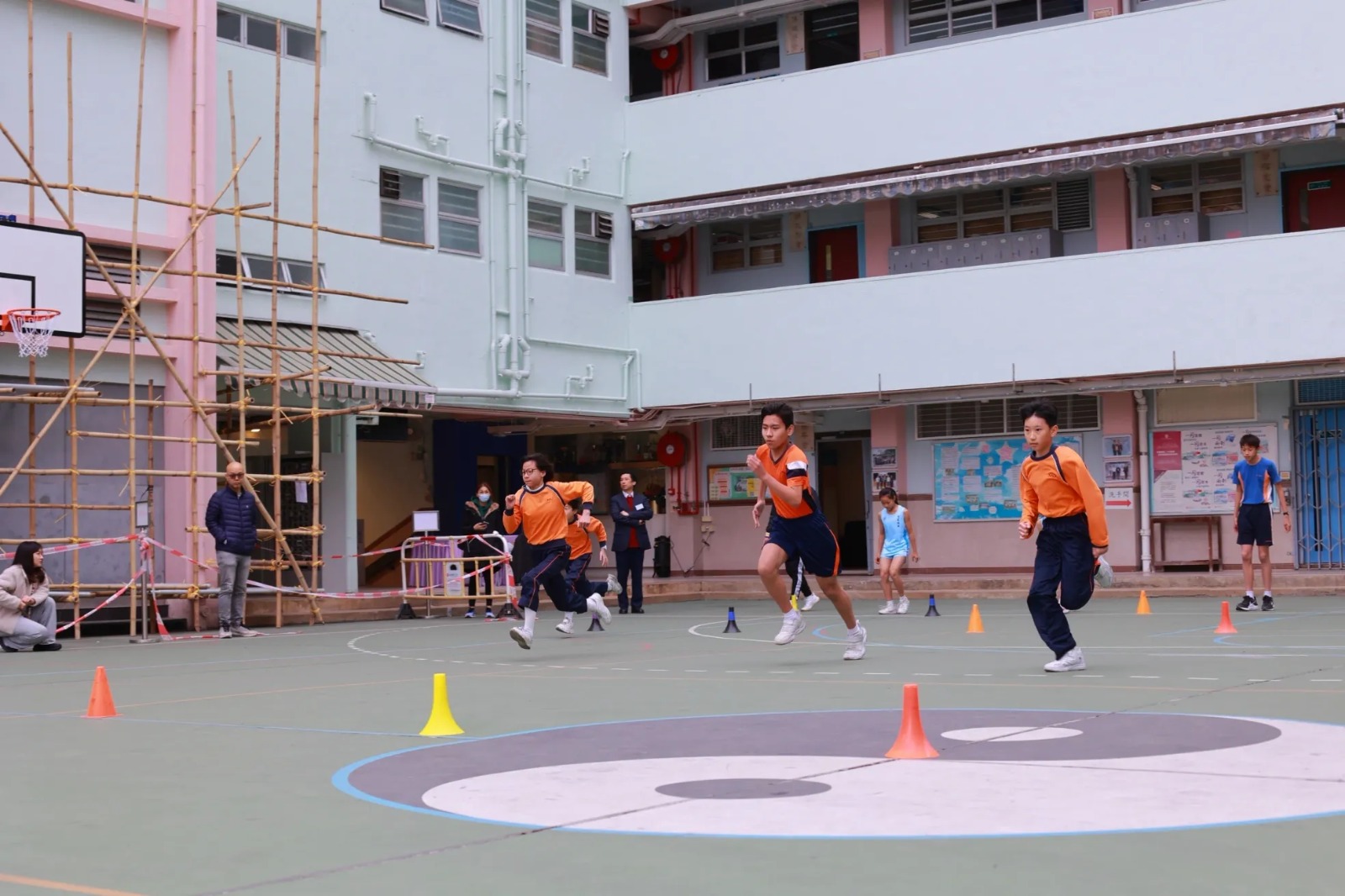 學生在校園場地進行數字體育活動訓練